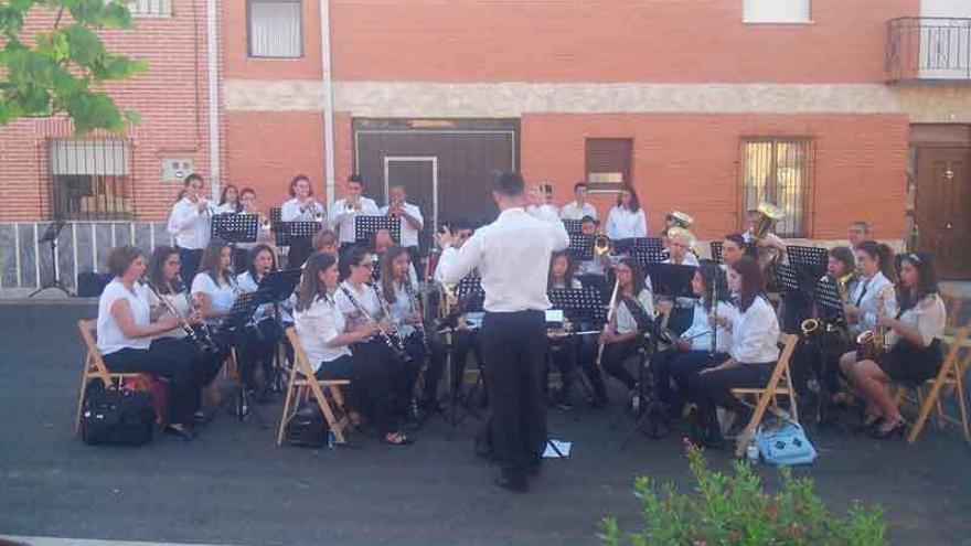 La banda municipal de música de San Cristóbal durante el concierto de clausura en la plaza de la Fontanilla.