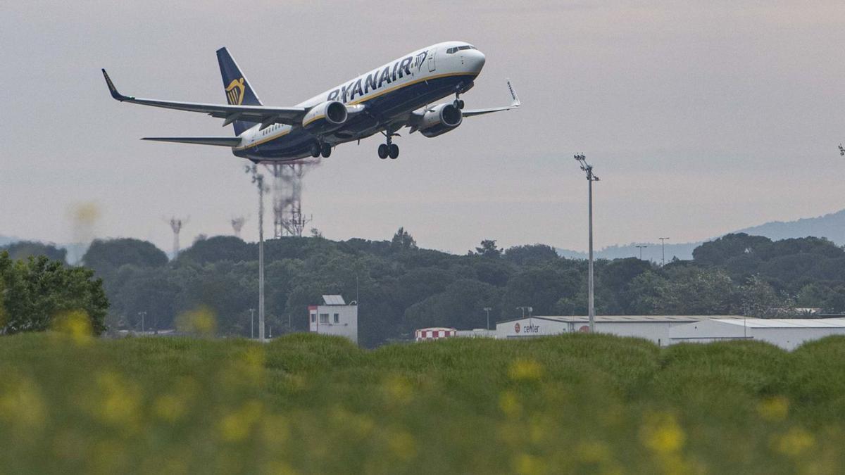 Un avió de Ryanair, s’enlaira a l’aeroport de Girona. | DAVID APARICIO