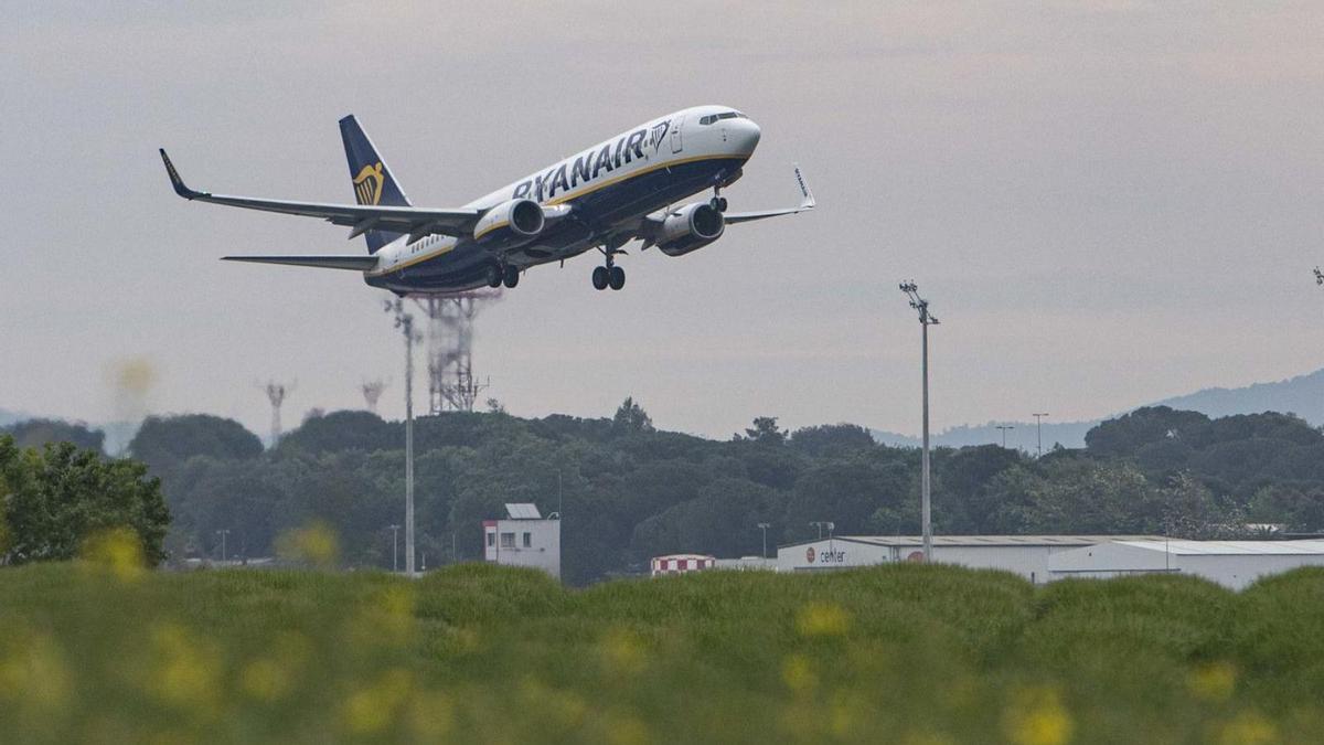 Un avió de Ryanair, s’enlaira a l’aeroport de Girona. | DAVID APARICIO