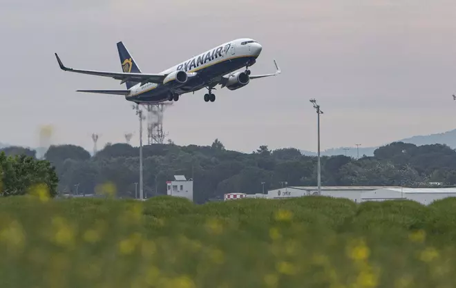 Vaga de Ryanair: què fer si t'endarrereixen o et cancel·len el vol