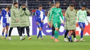 Los jugadores del Atlético abandonan el campo del Borussia Dortmund tras la eliminación.