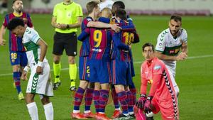 Los jugadores del FC Barcelona celebran el gol de Leo Messi en el partido de LaLiga entre el FC Barcelona y el Elche disputado en el Camp Nou.