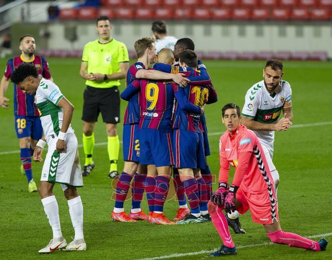 Los jugadores del FC Barcelona celebran el gol de Leo Messi en el partido de LaLiga entre el FC Barcelona y el Elche disputado en el Camp Nou.