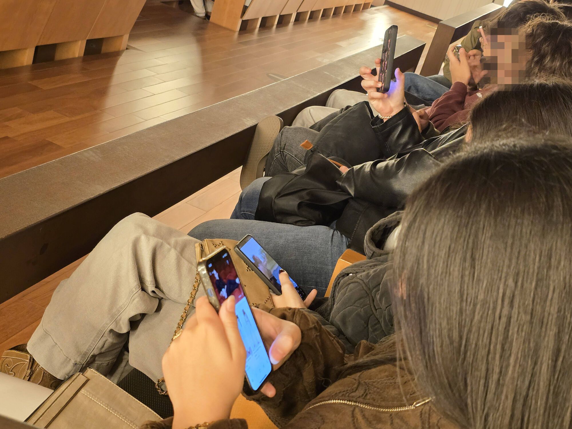 Jóvenes estudiantes y adolescentes usando su móvil.