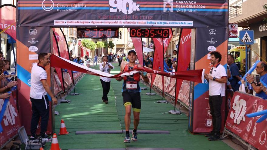 Samuel Palomera, campeón de la 90K Camino de la Cruz, entrando en meta