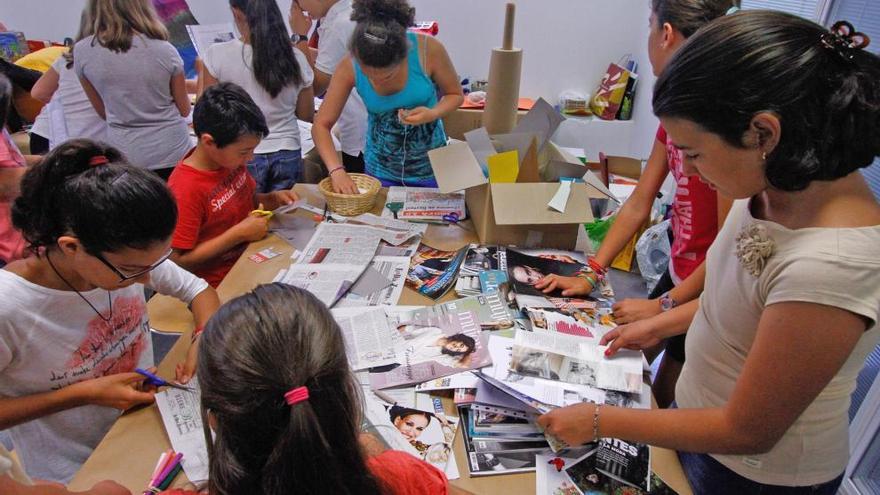 Asistentes al taller preparan farolillos y guirnaldas.