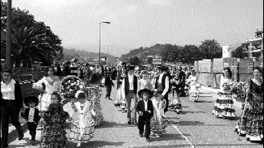 Una misa y una procesión rociera animan la Feria de Abril de Posada de Llanes