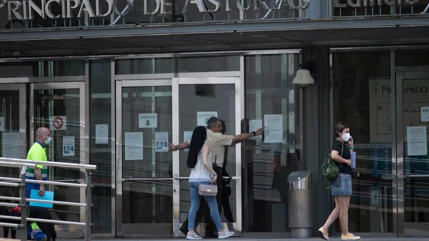 El acceso al Registro General del Principado de Asturias, en la calle Trece Rosas de Oviedo, ayer.