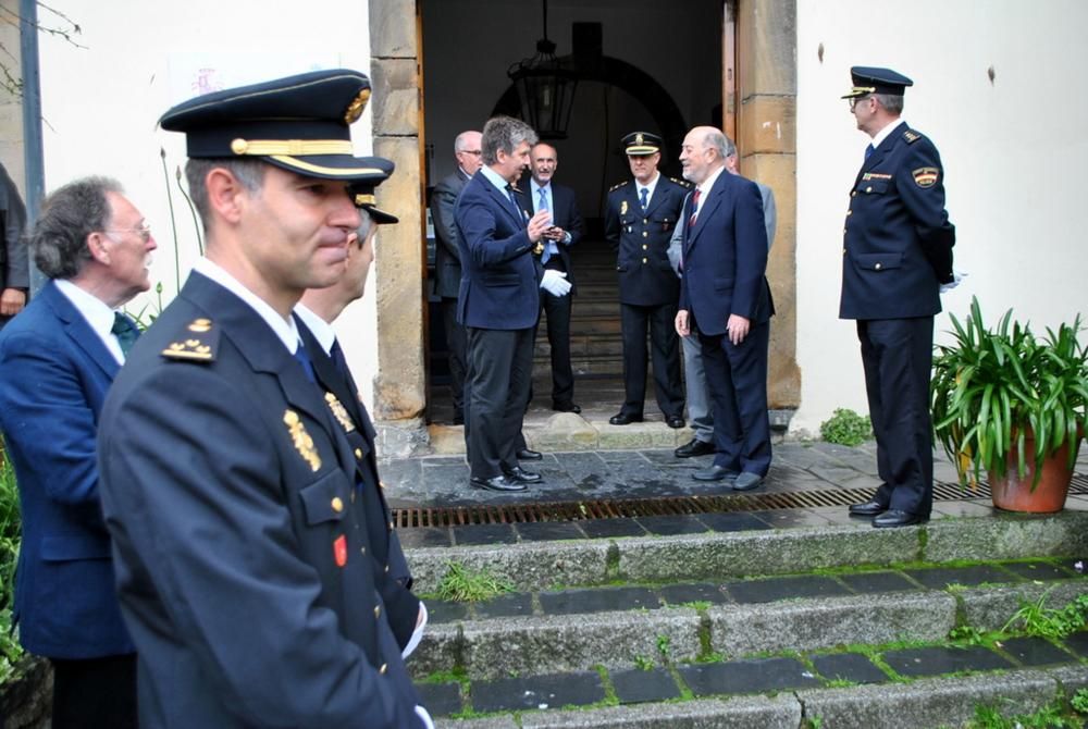 Ignacio Cosidó en la comisaría e Luarca para distinguir a dos agentes: Francisco García e Ignacio González- Cachón