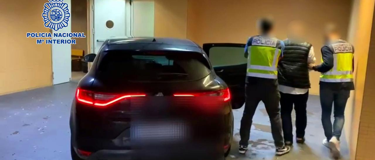 La Policía traslada al detenido en Alicante.