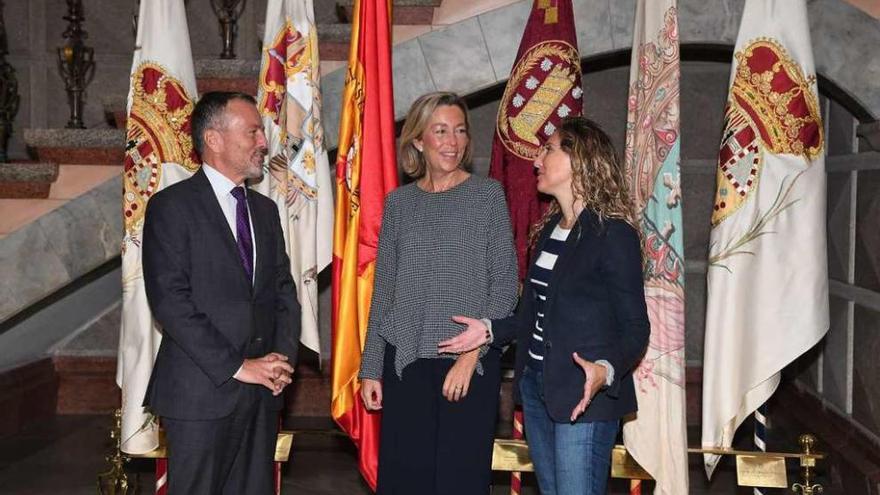 Hernández, Gallego y Aneiros, en el Palacio Municipal coruñés.