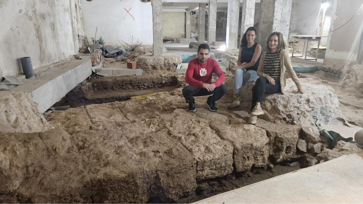 La arqueóloga Marisa Serrano y su equipo junto a los restos de la muralla romana del siglo II aC, un potente muro construido con sillares y de tres metros de anchura