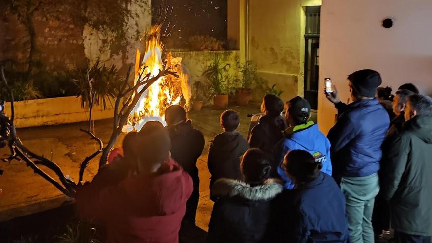 Momento de la "cremà" de la primera "falla multicultural" de Xàtiva.