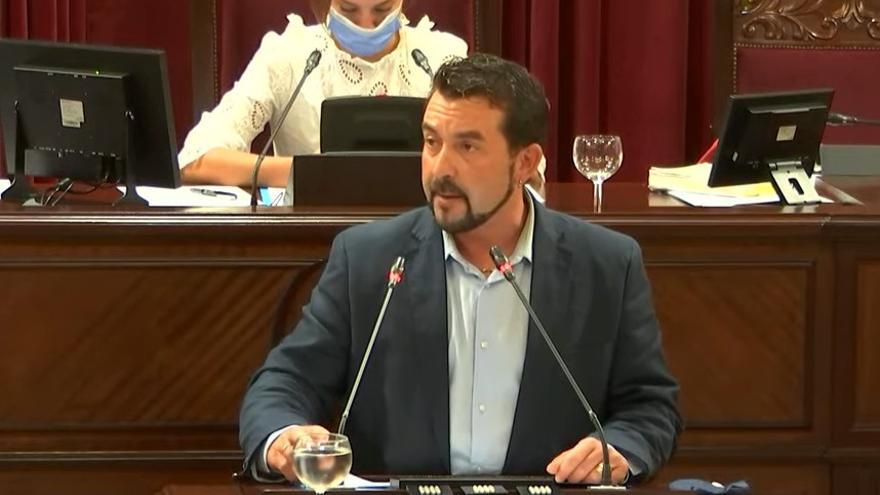 Antonio Sanz en la tribuna del Parlament