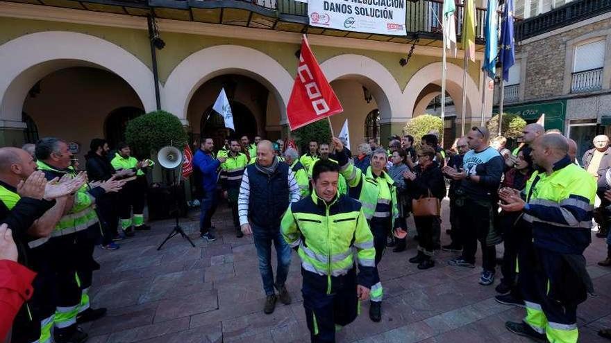 En el centro, varios de los trabajadores que participaron en el encierro.