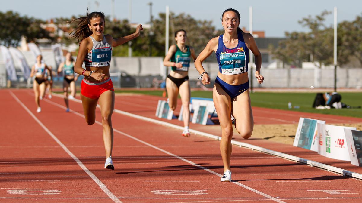 Lucía Pinacchio cruza la meta por delante de Daniela García en el 800