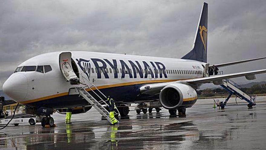 Un avió de Ryanair, a la pista d&#039;aterratge de l&#039;aeroport de Girona.