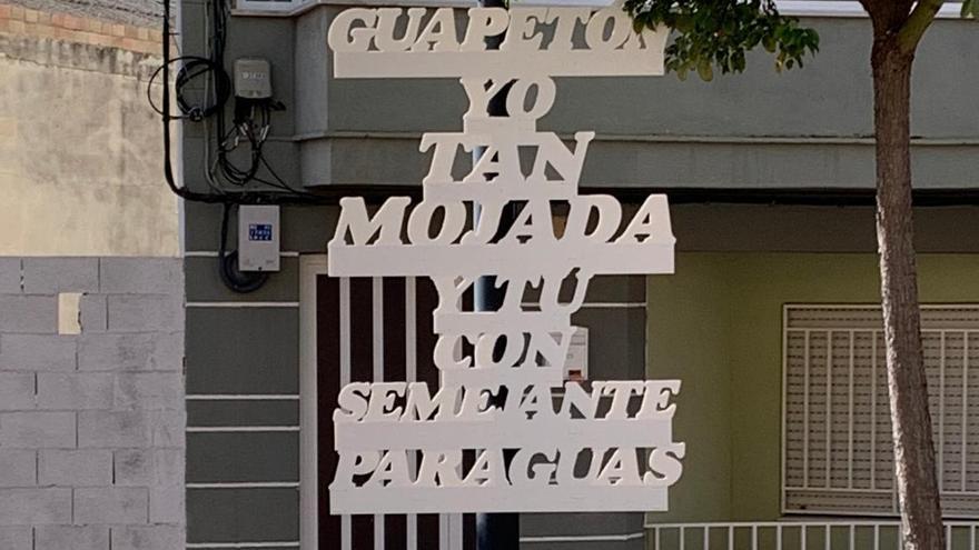 Un dels cartells que s’han col·locat als carrers del Verger