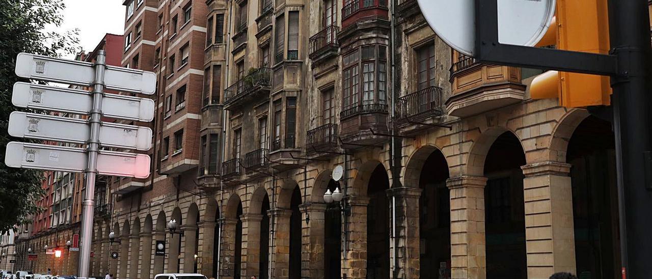 Un edificio de Marqués de San Esteban que será rehabilitado. | J. P.
