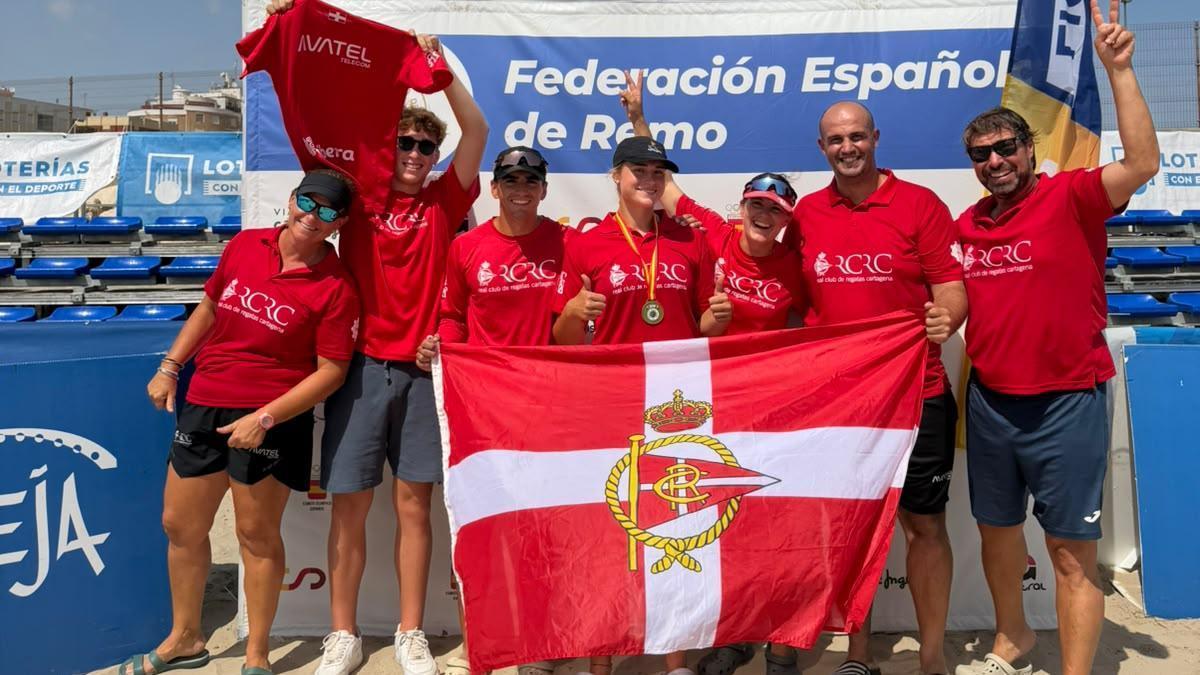 Mari Ángeles Macián celebrando su título en Beach Sprint.