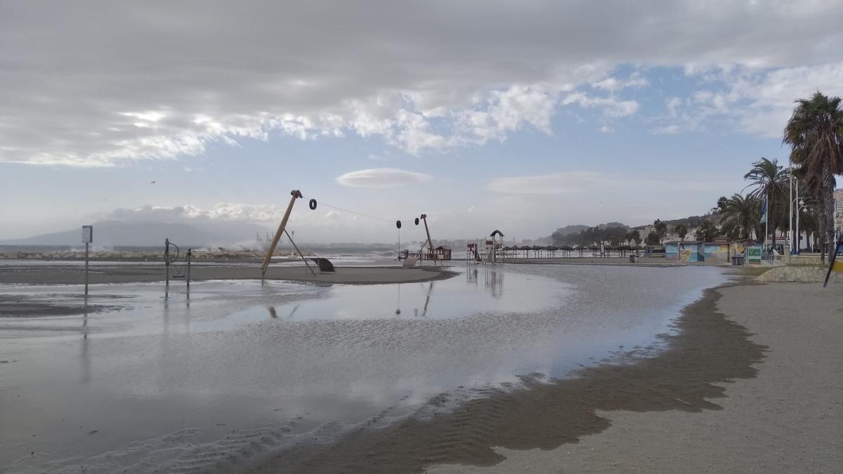 Playa de Pedregalejo afectada por el temporal