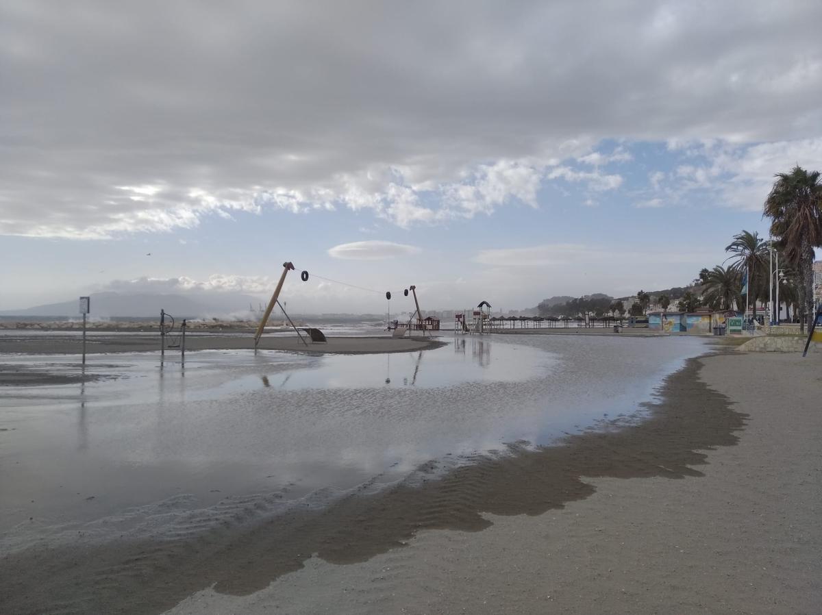 Playa de Pedregalejo afectada por el temporal