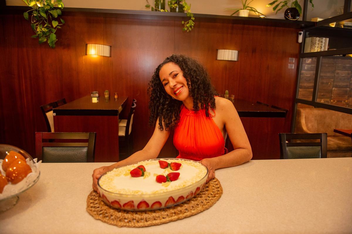 Cristina Sampaio, responsable de Cravo&Canela, junto al postre tradicional brasileño conocido como Pavê.