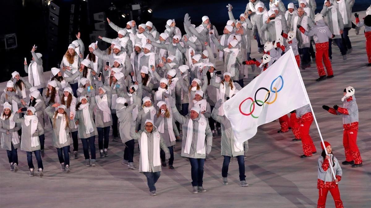 Los deportistas rusos, tras la bandera olímpica en el desfile inaugural.