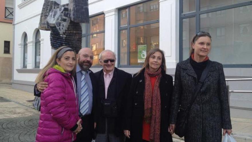 Sonia Bakar, George Edward Scheibner, Ignacio Balbín, Beatriz Balbín y Beatriz Karottki, ayer, en Salas.