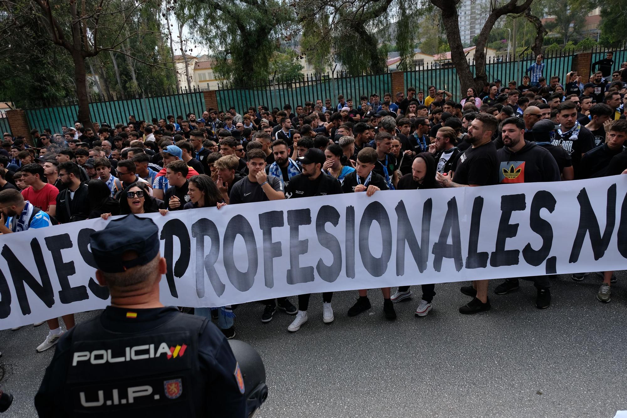 La protesta de la afición antes del Málaga CF - UD Ibiza, en imágenes