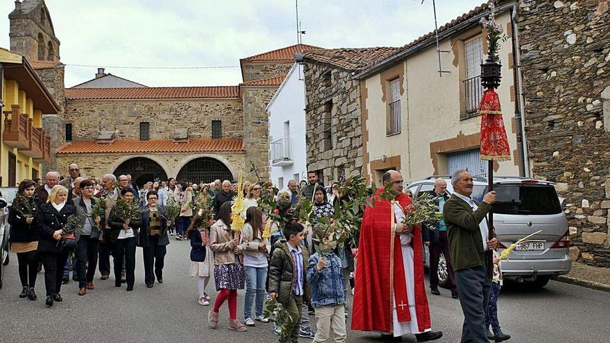 Procesión del Domingo de Ramos en Alcañices. En el centro, el párroco y arcipreste Fernando Lorenzo.