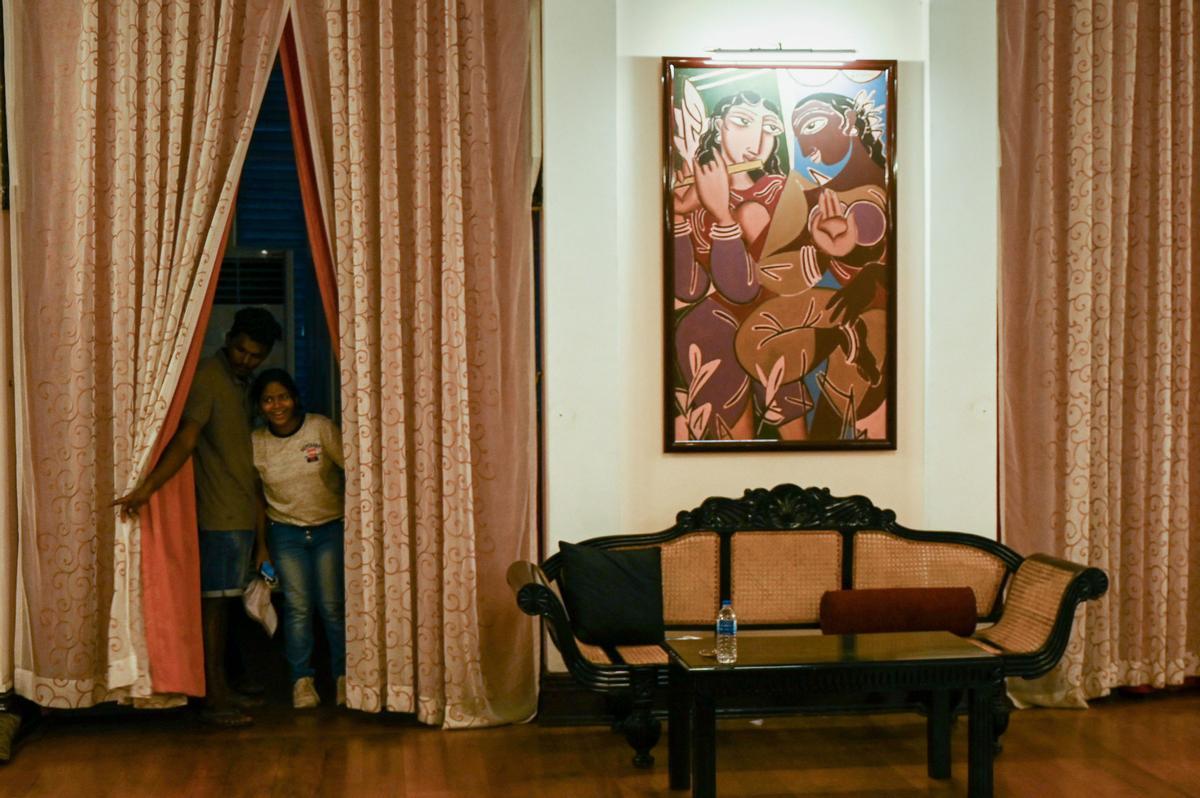 Ciudadanos visitan la residencia oficial del presidente de Sri Lanka, tras ser tomada por los manifestantes