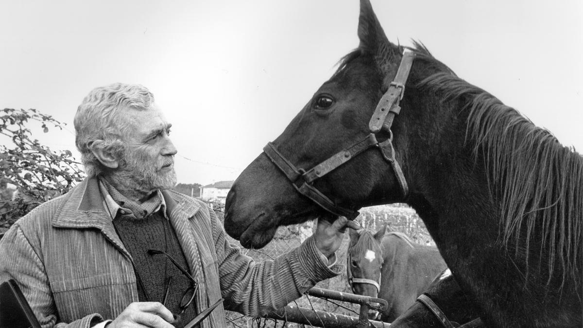 El escultor con uno de sus caballos en su casa de Tui.