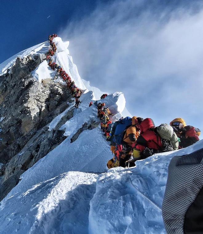 Esta fotografía tomada el 22 de mayo de 2019 y publicada por el proyecto Posible expedición del escalador Nirmal Purja muestra el intenso tráfico de montañistas que se alinean para pararse en la cima del Monte Everest. - Muchos equipos tuvieron que