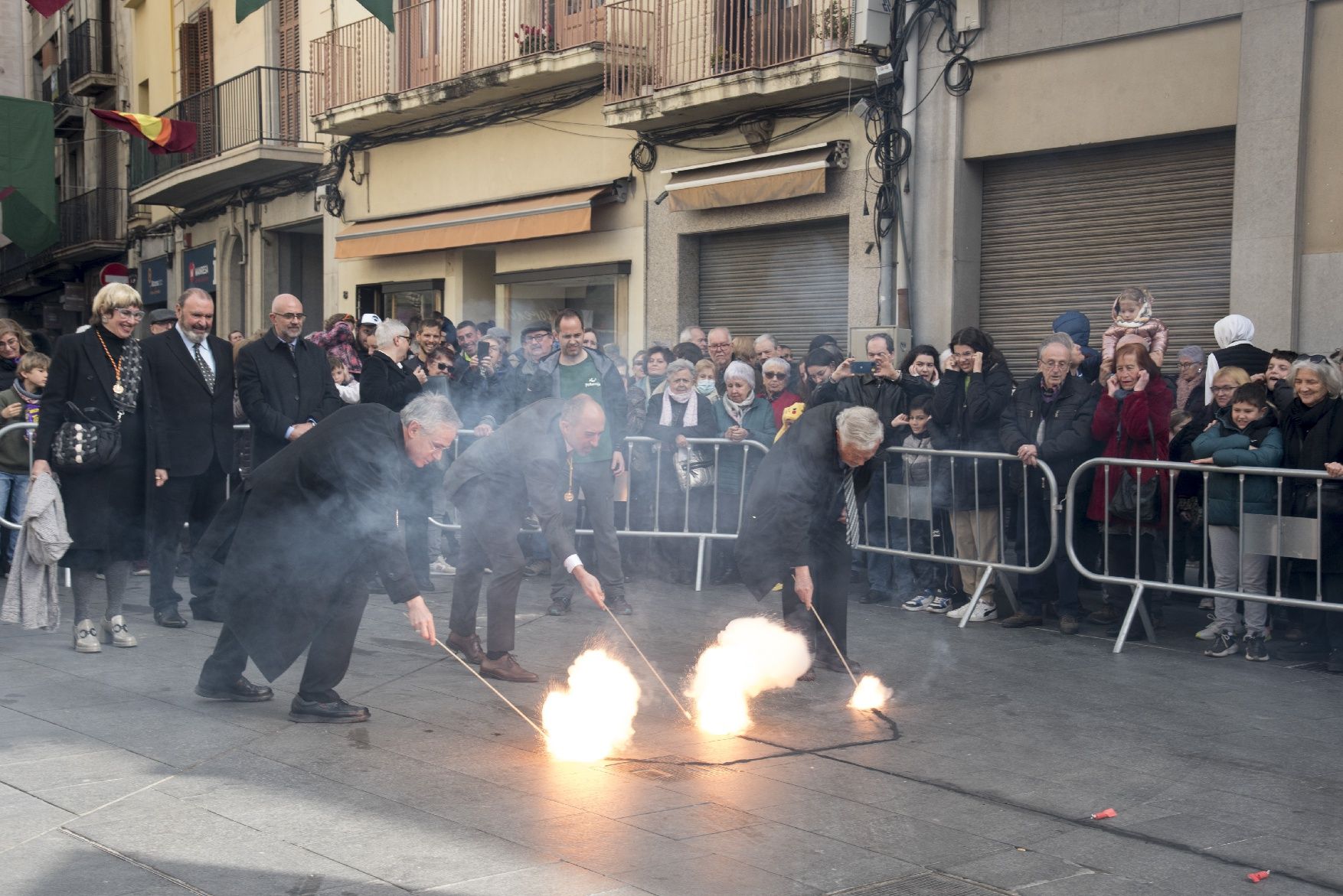 La imatgeria i els Tirallongues es llueixen enmig d'una plaça Major plena per la Festa de la Llum