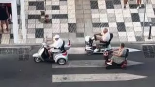 Los ancianos motorizados por las calles de Cullera que han arrasado en TikTok