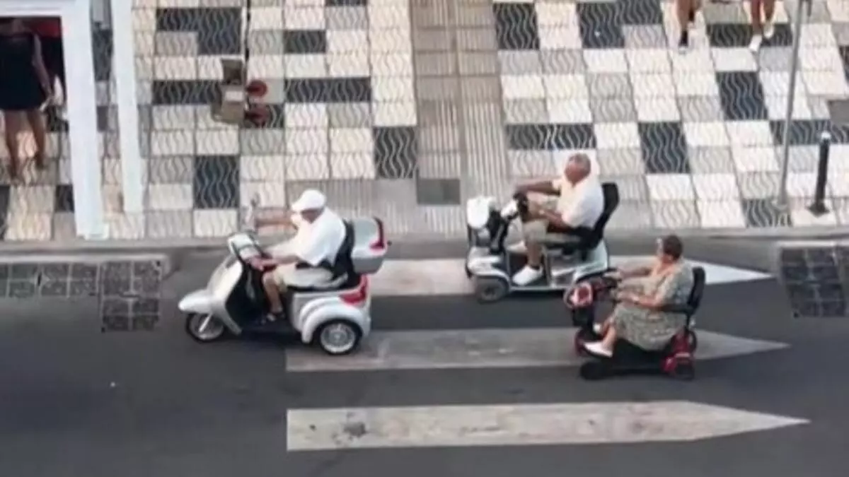 Los ancianos motorizados por las calles de Cullera que han arrasado en TikTok