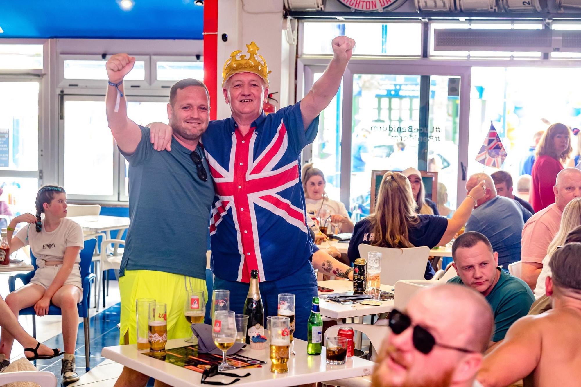 Las calles y terrazas de Benidorm llenas para celebrar la coronación de Carlos III