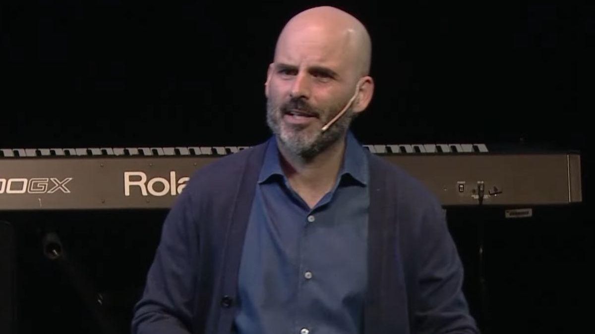 José Carlos Ruiz, filósofo La base del pensamiento crítico que les enseñemos a nuestros hijos es que reconozcan la grandeza de los que tienen a su alrededor
