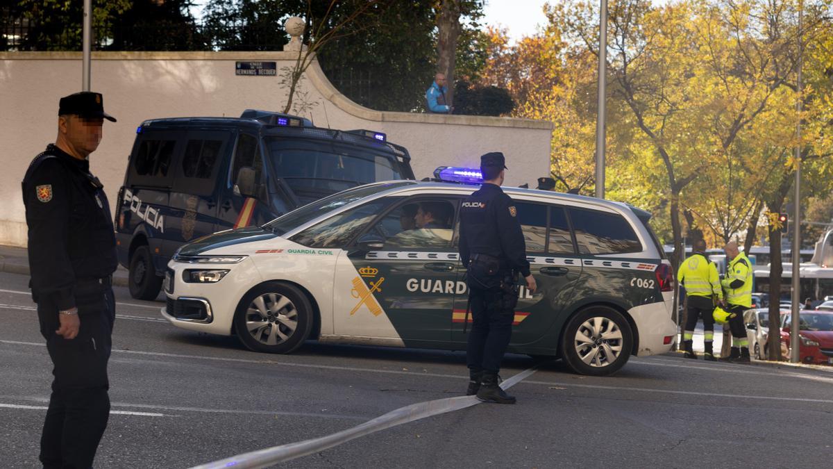 Polizisten und Feuerwehrleute stehen vor der US-Botschaft in Madrid, wo eine Briefbombe eingegangen ist. Die möglicherweise mit dem Ukraine-Konflikt in Zusammenhang stehende Briefbombenserie in Spanien hat auch die US-Botschaft in Madrid erreicht.