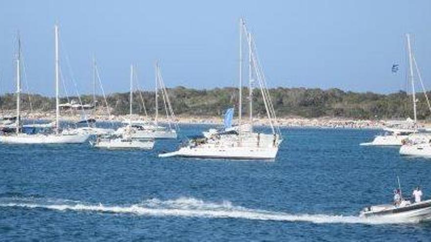 Barcos fondeados a lo largo de la playa de ses Illetes.