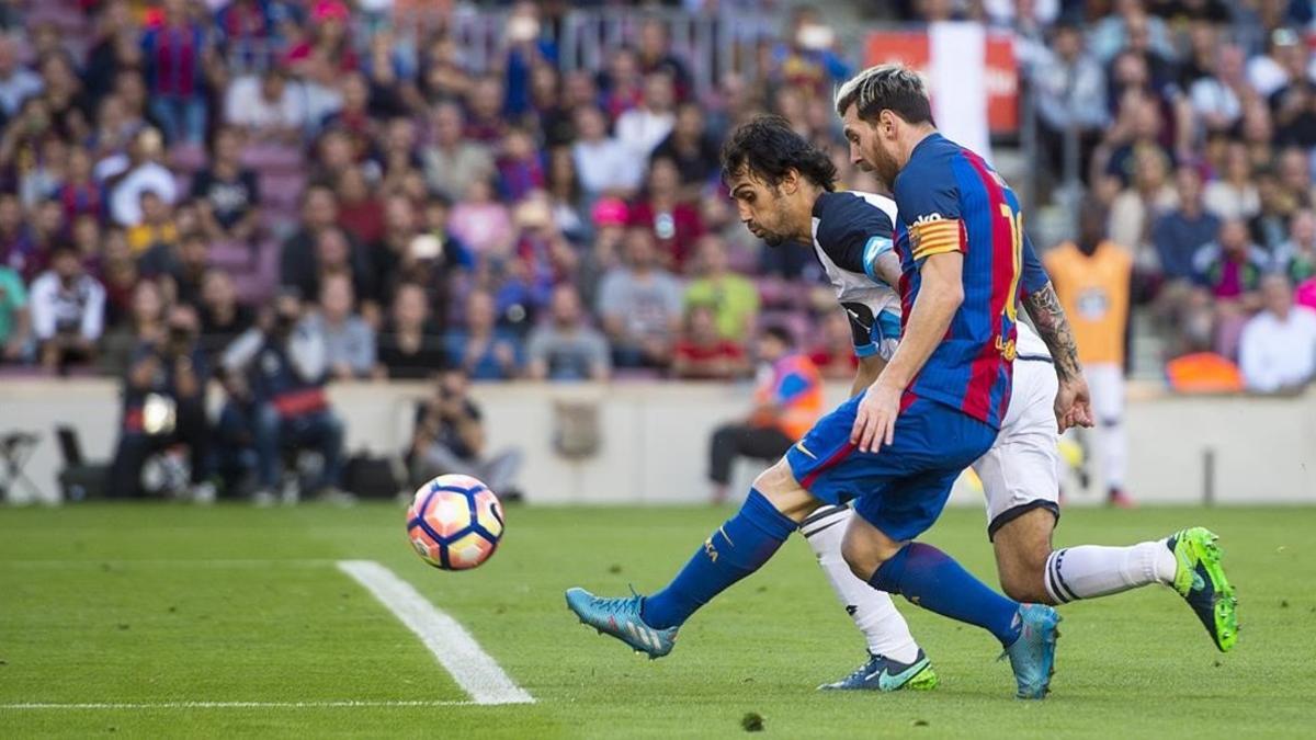 Messi, en una acción contra el Deportivo.