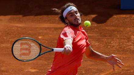 Tsitsipas golpea una bola en las semifinales