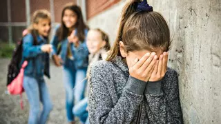 Una madre denuncia que su hija sufre acoso en el IES de Villaviciosa y reclama su traslado a Gijón: “Solo quiere empezar de cero”