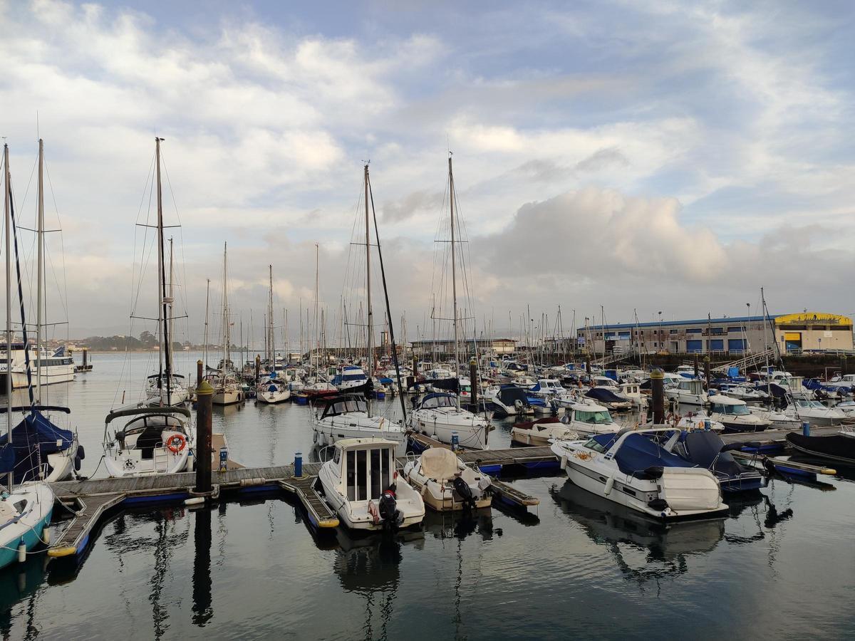 Una vista del puerto deportivo de Cangas.