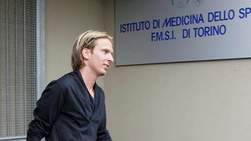 El mediocampo danés Christian Poulsen llega al Instituto Médico de Turín, en Turín, Italia, hoy 14 de julio del 2008. Poulsen se someterá a un examen médico antes de unirse a sus nuevos compañeros del equipo Juventus Turín.