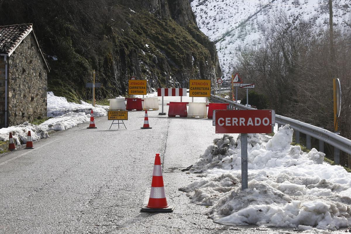 El inicio de la ascensión a San Isidro, cerrada por el alud, desde la localidad de Cuevas. CONCENTRACION. CABAÑAQUINTA. MEJORAS CARRETERA DEL PUERTO DE SAN ISIDRO. POSTERIOR COLOCACION DE RAMO DE FLORES. CUEVAS