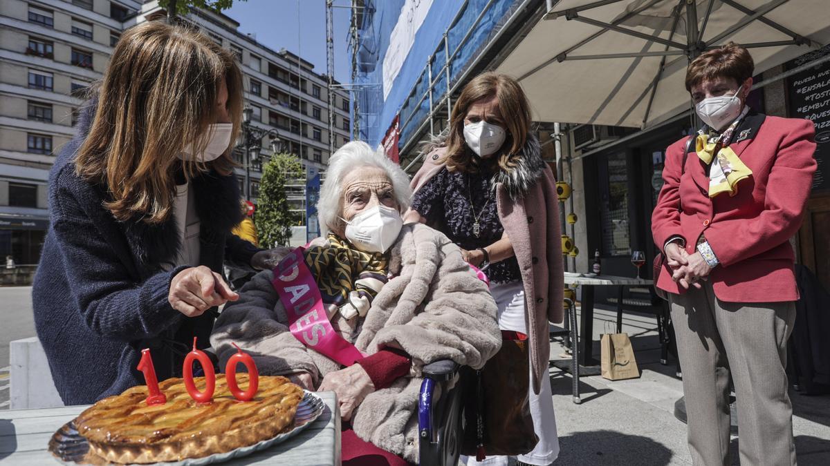 Domitila Vázquez celebra su cumpleaños en la plaza San Miguel, en Oviedo