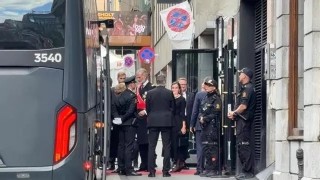 Los reyes de España salen del hotel para dirigirse al funeral del rey Harald V en Oslo