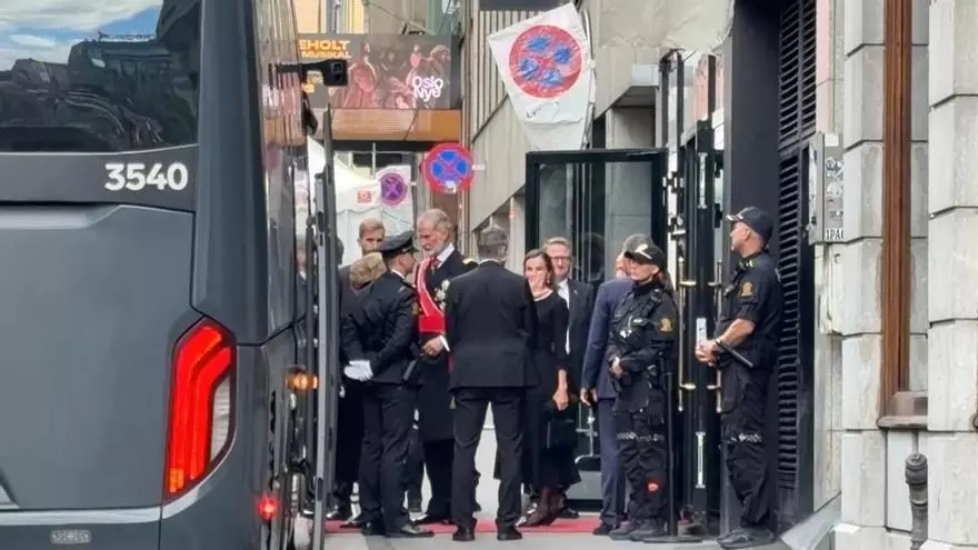 Los reyes de España salen del hotel para dirigirse al funeral del rey Harald V en Oslo